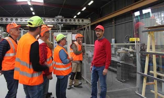 Visite de l’usine de fabrication de vitrages Glassolutions Saint-Gobain à Beaucaire, le 5 octobre 2017