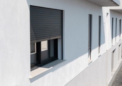 Menuiserie alu fenêtres alu et volets roulants alu maison construction neuve à Martigues